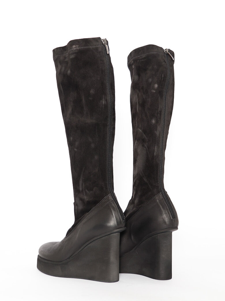 Wedge stretch leather boots
