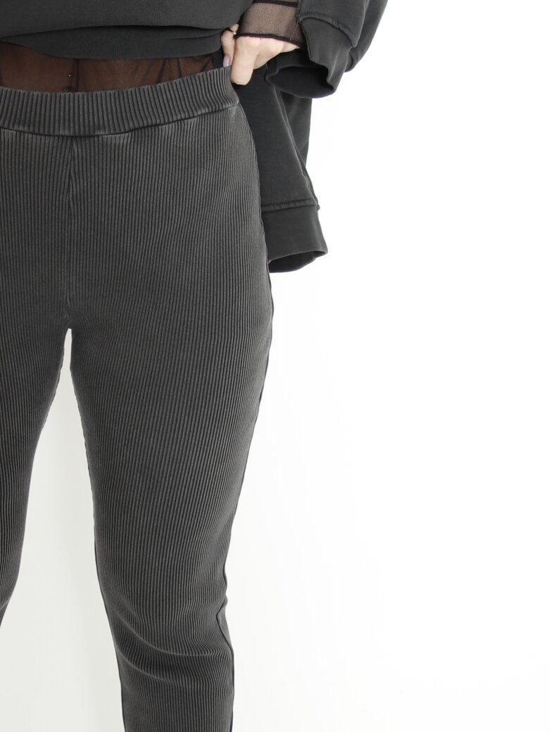 Pants with zipper